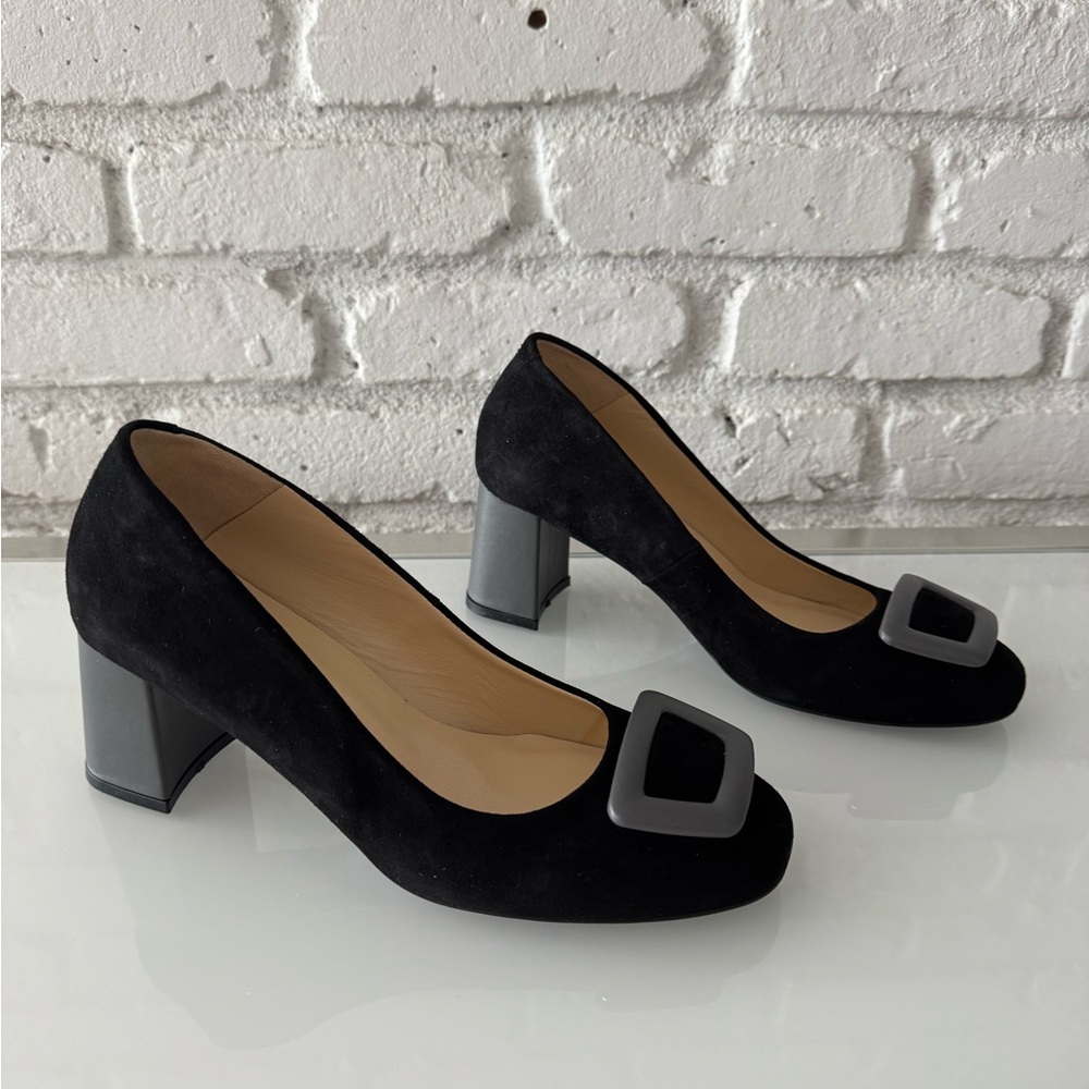 Chic Black Heels with Gray Buckle